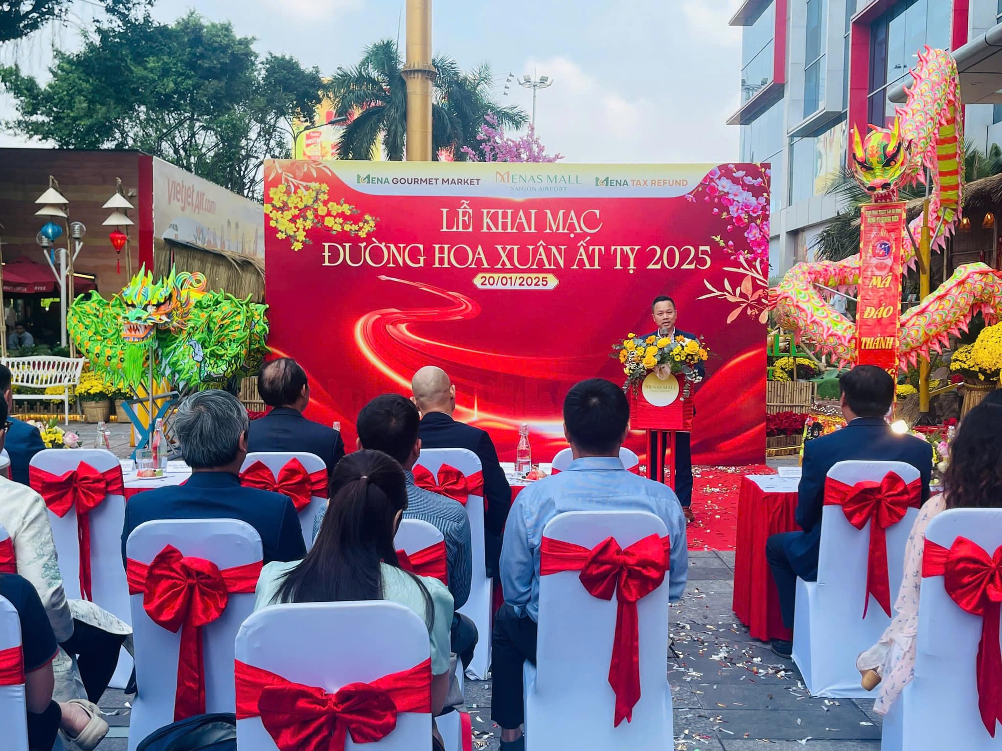 thi-cong-backdrop-khai-truong.jpg
