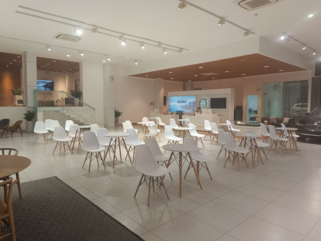 cho-thue-ban-ghe-go-eames-tphcm.JPG