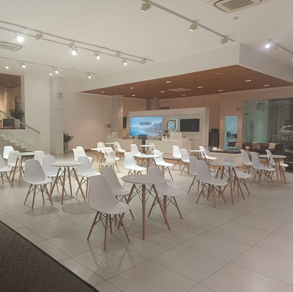 Cho thuê bàn ghế gỗ Eames