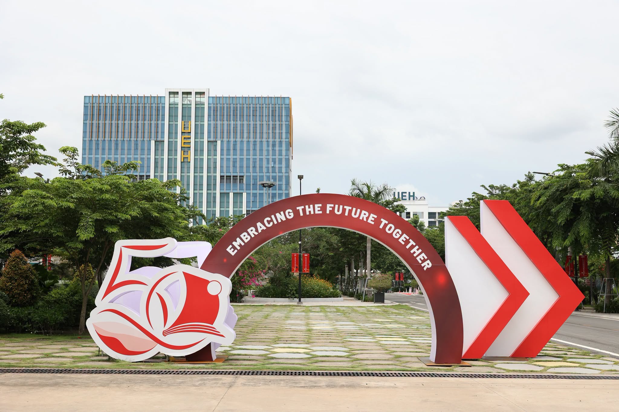 Ngày Hội Gia Đình UEH 2026 – Trọn Gói Sân Khấu, Âm Thanh, Backdrop Cho Ngày Hội Kỷ Niệm 50 Năm UEH