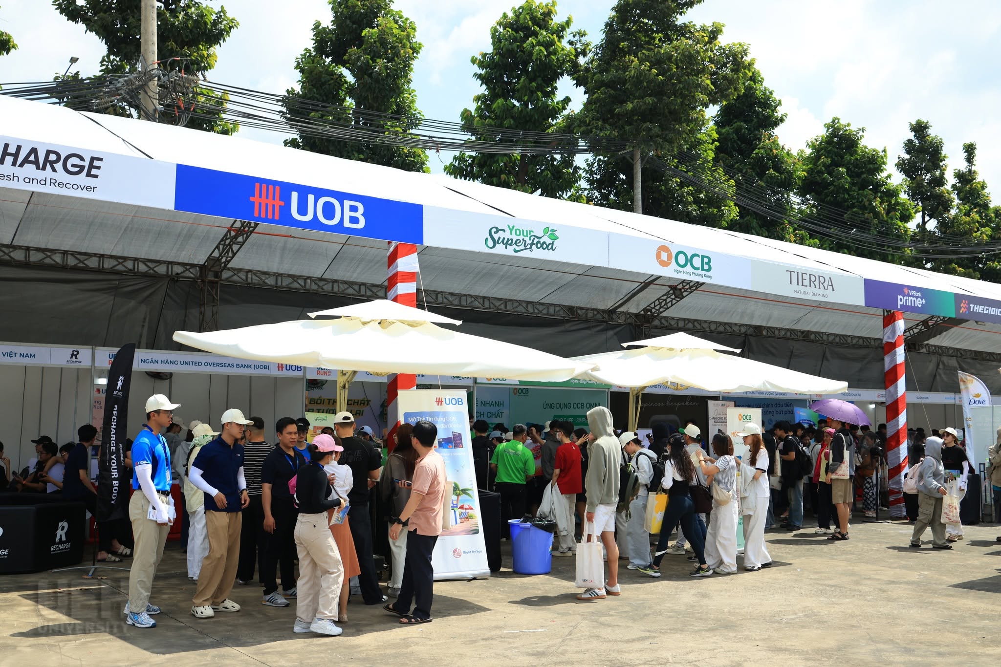 cho-thue-gian-hang-half-marathon-UEH.jpg