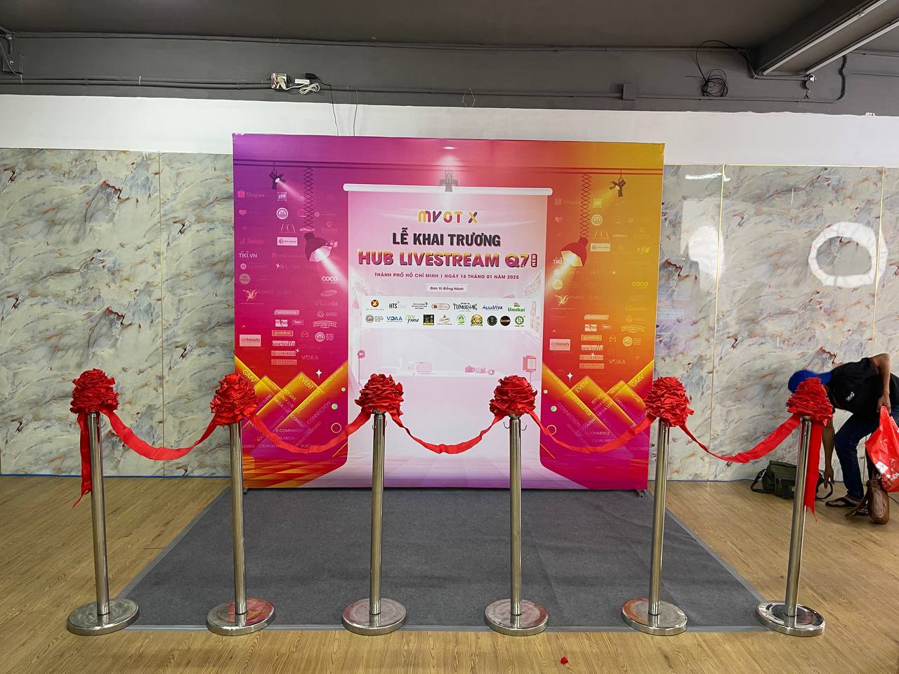 cho-thue-tru-inox-khai-truong.jpg