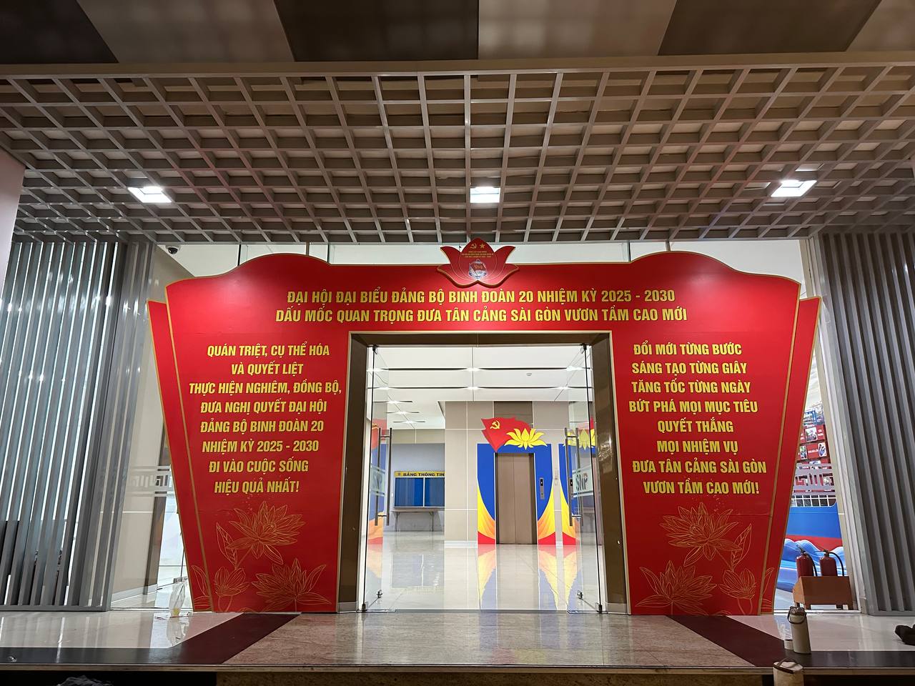 thi-cong-booth-tphcm.jpg