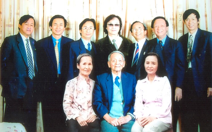 Huyền thoại gia đình khoa bảng Nguyễn Lân